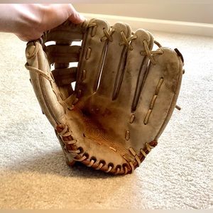 VINTAGE WILSON BASEBALL GLOVE/ MIT ALL LEATHER GLOVE AND STITCHING